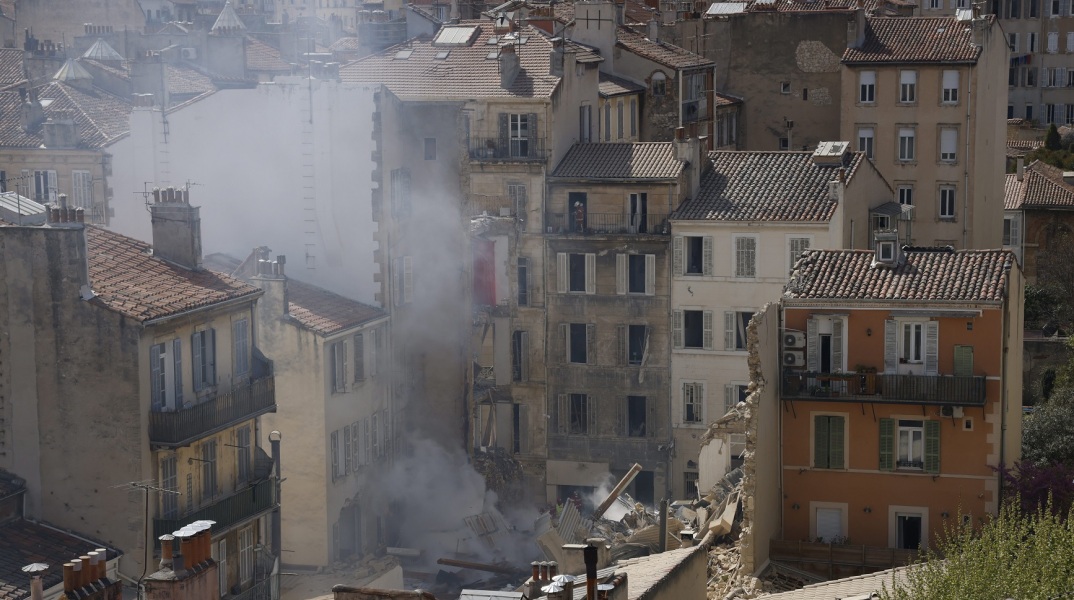 Γαλλία - κατάρρευση πολυκατοικίας: Τέταρτος νεκρός βρέθηκε στα συντρίμμια της Μασσαλίας - Συνεχίζονται οι προσπάθειες διάσωσης.