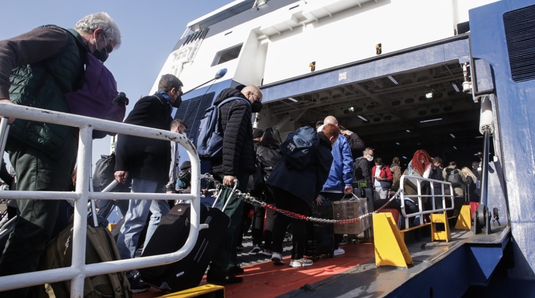 Εκδρομείς του Πάσχα πάνω στον καταπέλτη πλοίου στο λιμάνι του Πειραιά