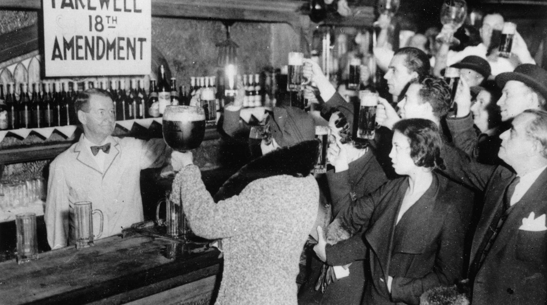 Ποτοαπαγόρευση στις ΗΠΑ: Πώς το 1933, μετά από 16 χρόνια παράνομης παραγωγής και κατανάλωσης ουίσκι, καταργήθηκε η 18η τροπολογία του Συντάγματος