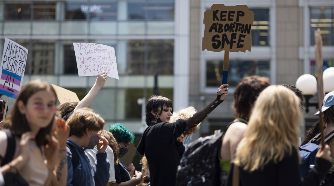Χάπι άμβλωσης: Τι ακολουθεί μετά την απόφαση αναστολής της άδειας κυκλοφορίας του φαρμάκου - Απειλούνται τα δικαιώματα εκατομμυρίων γυναικών στις ΗΠΑ.