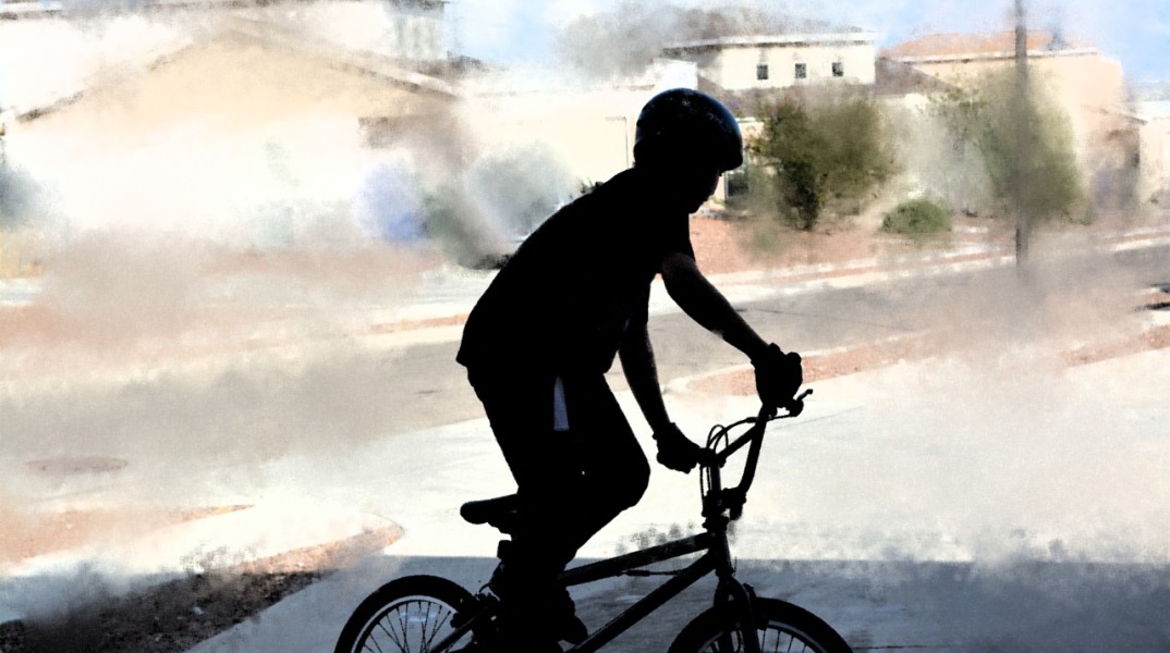 Παιδί πάνω σε ποδήλατο - Διακρίνεται η σκιά και όχι τα χαρακτηριστικά του