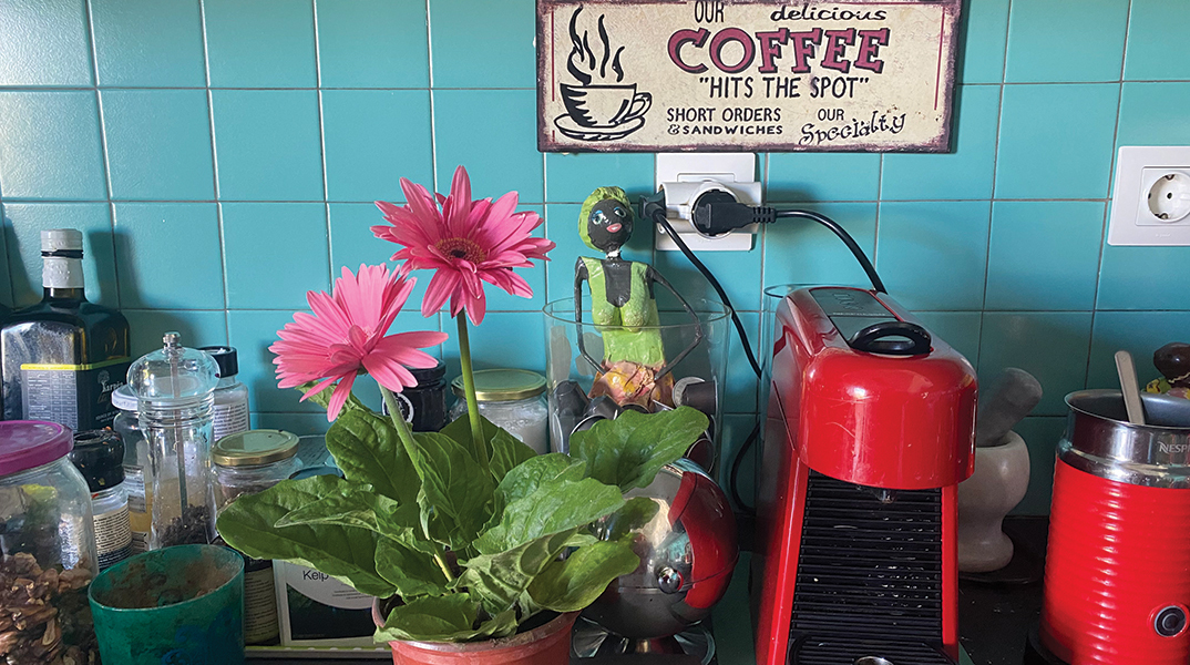 Η συγγραφέας Λένα Διβάνη κυκλοφορεί στην πόλη, φωτογραφίζει ό,τι της κάνει κλικ και γράφει μερικές σκέψεις