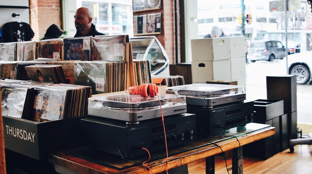 Η γοητεία των δισκοπωλείων και οι νέες κυκλοφορίες που έρχονται.