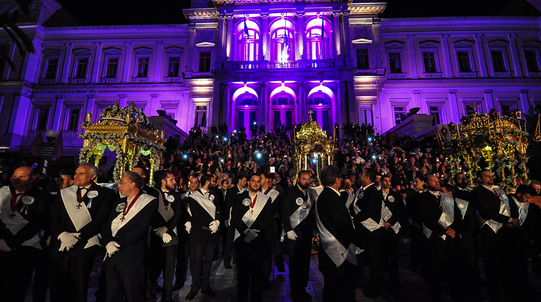 Περιφορά επιταφίου στην Ερμούπολη της Σύρου