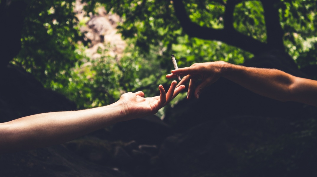 Γερμανία: Η κυβέρνηση μετριάζει τα σχέδιά της να νομιμοποιήσει την κάνναβη έπειτα από συνομιλίες στις Βρυξέλλες - Με ποιους όρους θα επιτρέπεται η χρήση της.