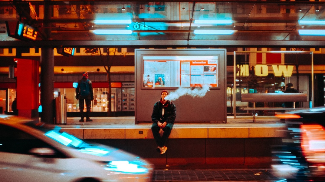 Βρετανία: Η κυβέρνηση θα ενθαρρύνει τους καπνιστές να περάσουν από τα τσιγάρα στο άτμισμα - Για πρώτη φορά στον κόσμο θα προσφερθούν κίνητρα για την αλλαγή.