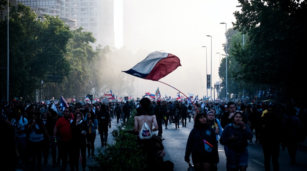 Η Χιλή εγκρίνει την εβδομάδα των 40 εργάσιμων ωρών, ενώ στα περισσότερα άλλα κράτη της Λατινικής Αμερικής παραμένει η εβδομάδα των 48 ωρών.