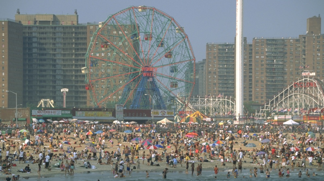 Brighton Beach: Η ιστορία και η εξέλιξη της γειτονιάς της Νέας Υόρκης στην οποία εγκατάσταθηκαν σοβιετικοί μετανάστες, η ρωσική κοινότητα και ο ρόλος της ρωσικής μαφίας.