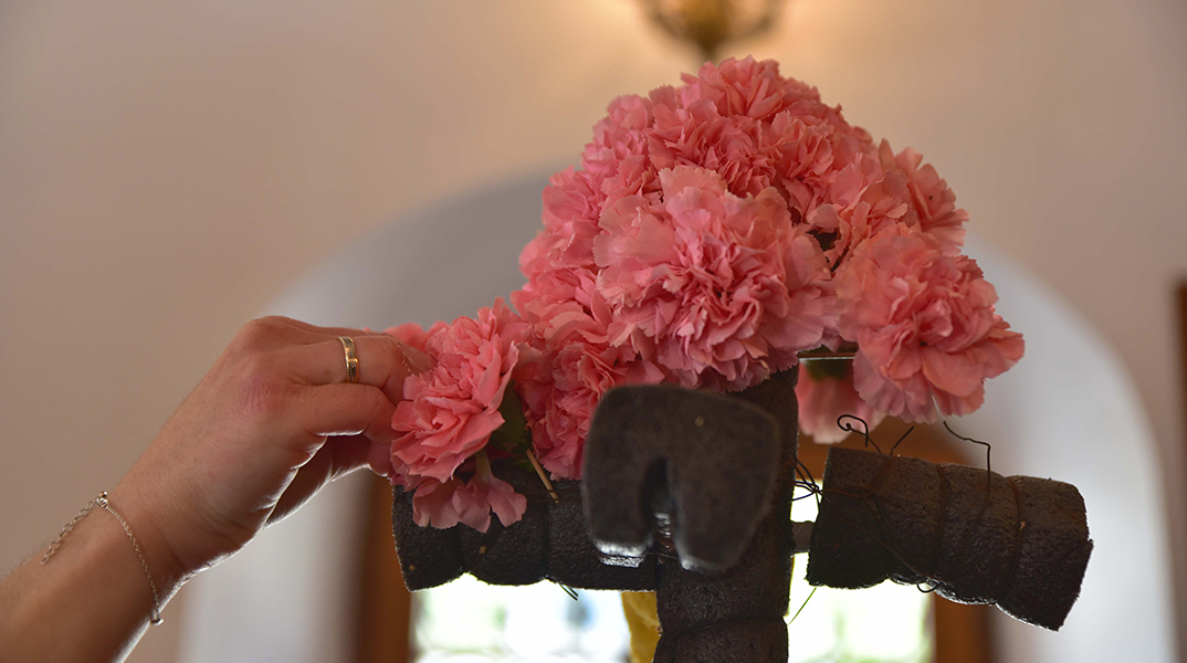 Στολίζοντας τον επιτάφιο στο Δημοτικό Γηροκομείο Χανίων