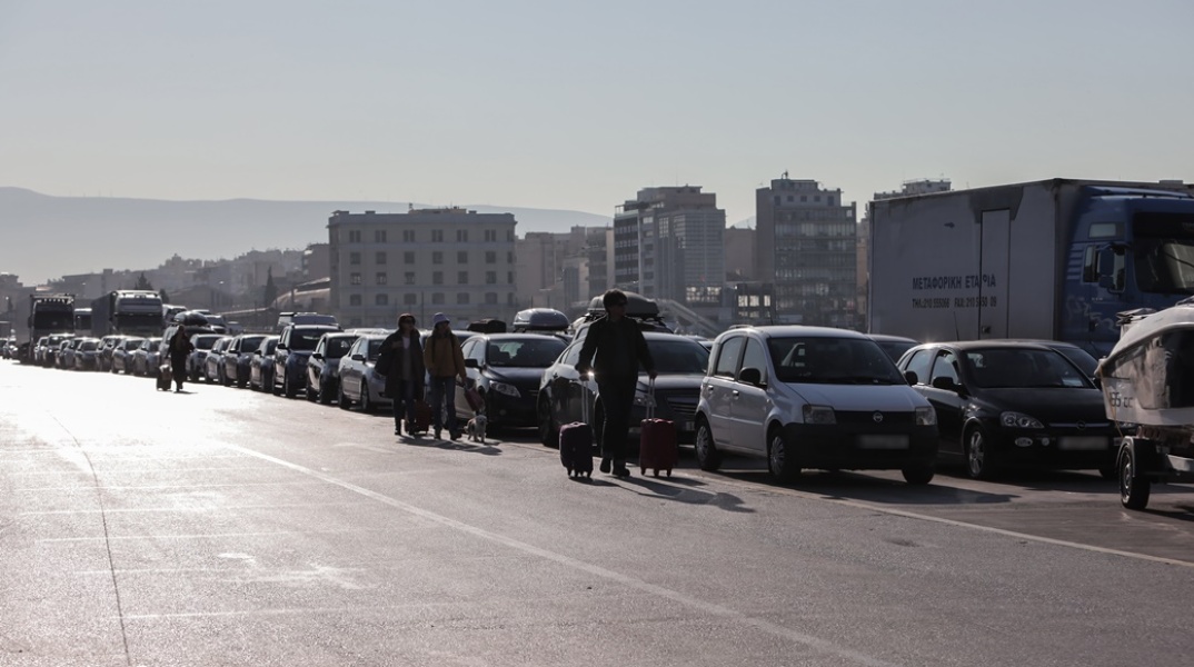 Αυτοκίνητα σε στοίχους στο λιμάνι του Πειραιά