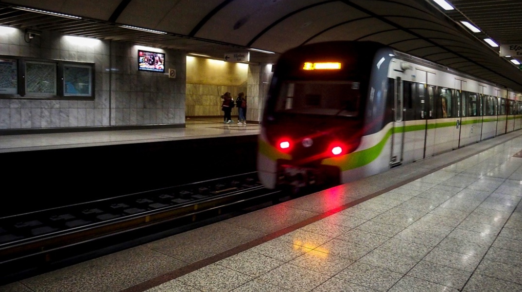 Συρμός του μετρό φτάνει σε σταθμό