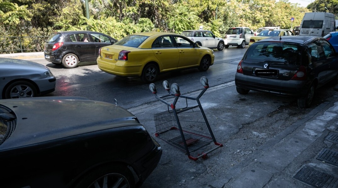 Ο Μάνος Βουλαρίνος γράφει για τη νομιμότητα στην Ελλάδα και την καταπάτηση των νόμων.