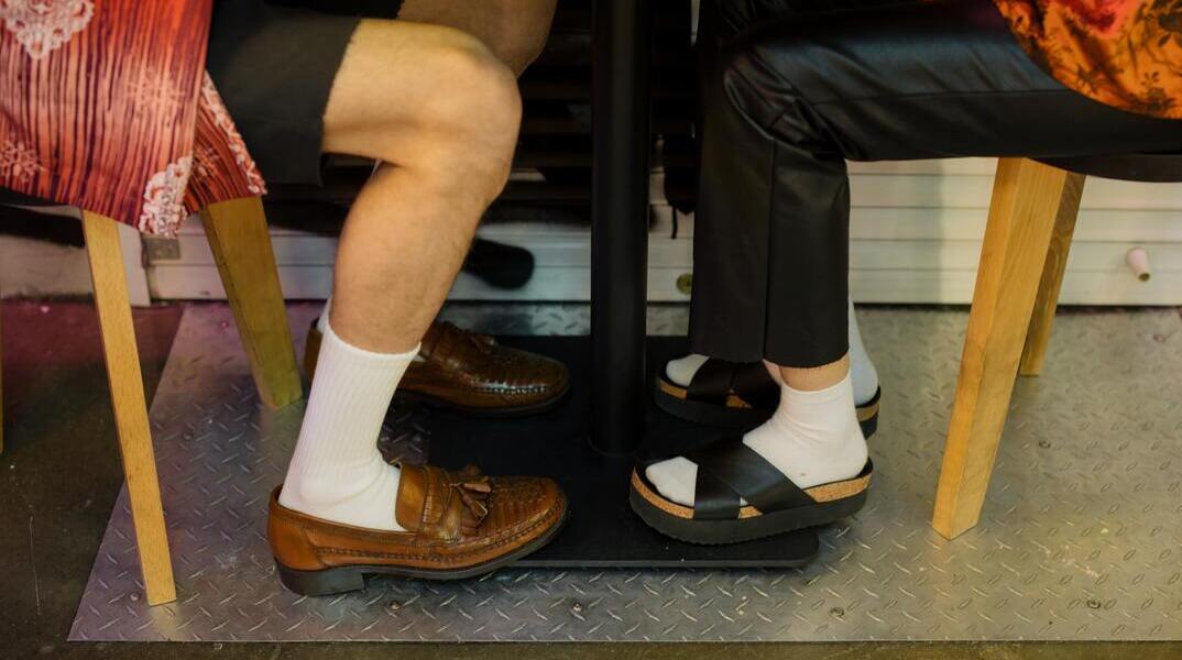 Οι έρευνες των αρχαιολόγων δείχνουν ότι οι αρχαίοι Ρωμαίοι φόρεσαν πρώτοι σανδάλια με κάλτσες. Όπως ειδικές κάλτσες για σανδάλια φορούσαν και οι αρχαίοι Αιγύπτιοι και οι Ιάπωνες. 