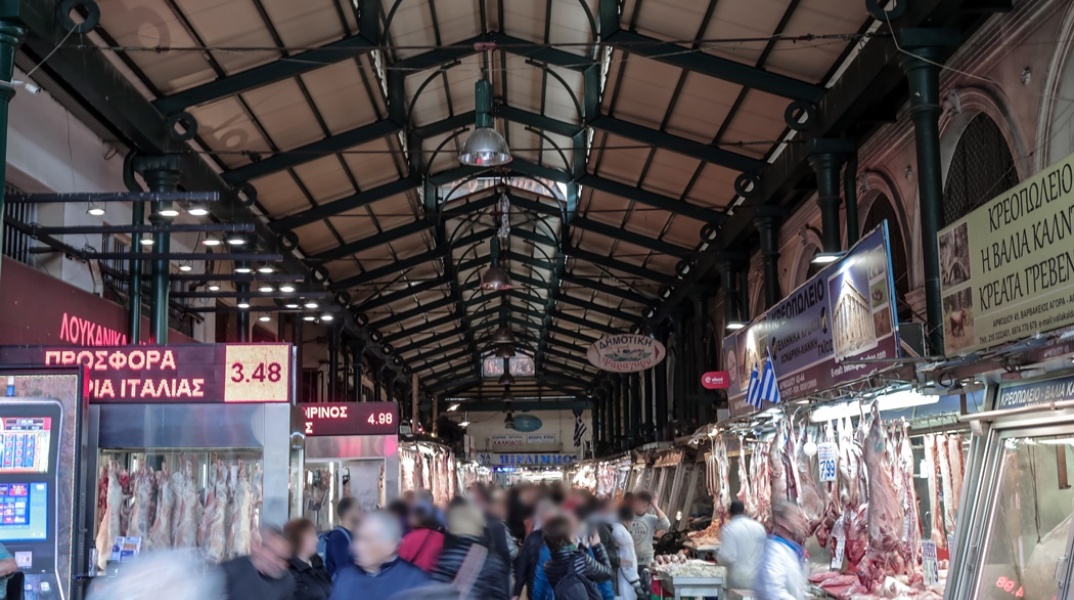 Βαρβάκειος Αγορά: Οι καταναλωτές κάνουν τις αγορές τους ενόψει Πάσχα