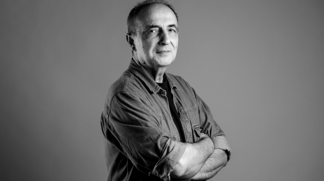 Ο Γιώργος Καρράς μιλάει για το νέο του άλμπουμ «Ασκήσεις Απλότητας» που κυκλοφορεί από τη United We Fly, τη μουσική του πορεία και τις Τρύπες.