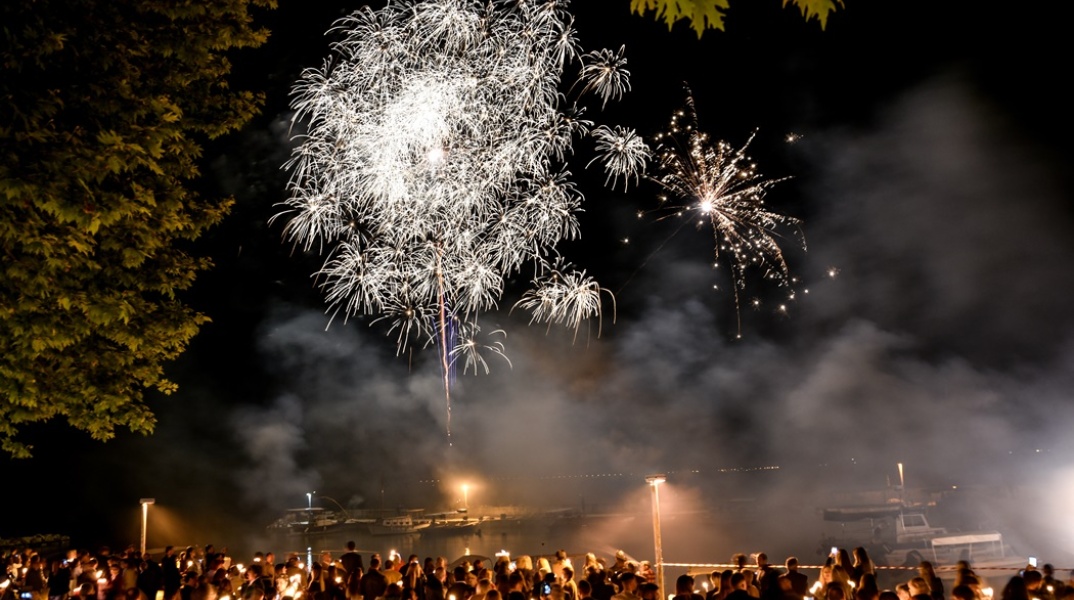 Βεγγαλικά στον πασχαλινό ουρανό της Πρέβεζας