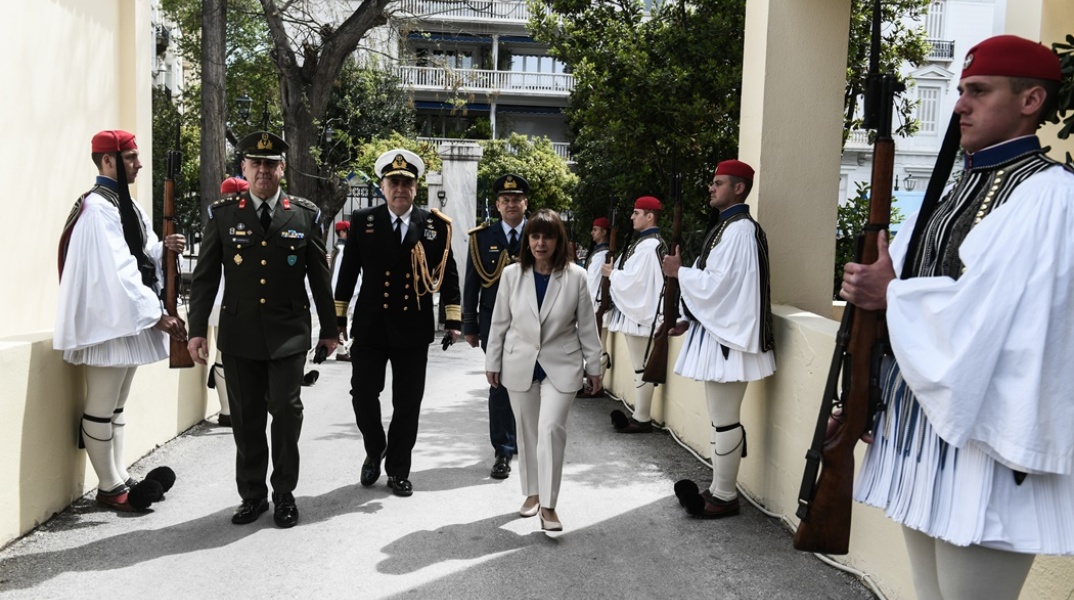 Πάσχα με τους εύζωνες της Προεδρικής Φρουράς για την Πρόεδρο της Δημοκρατίας, Κατερίνα Σακελλαροπούλου