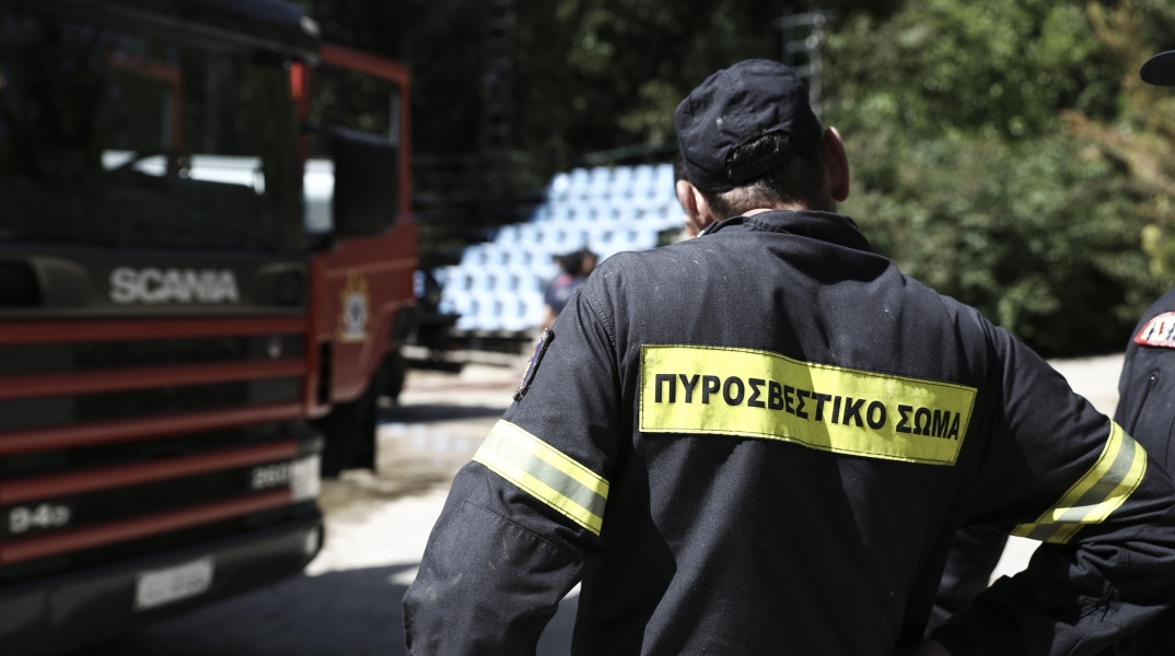 Πυροσβέστης με όχημα επιχειρούν για την κατάσβεση φωτιάς