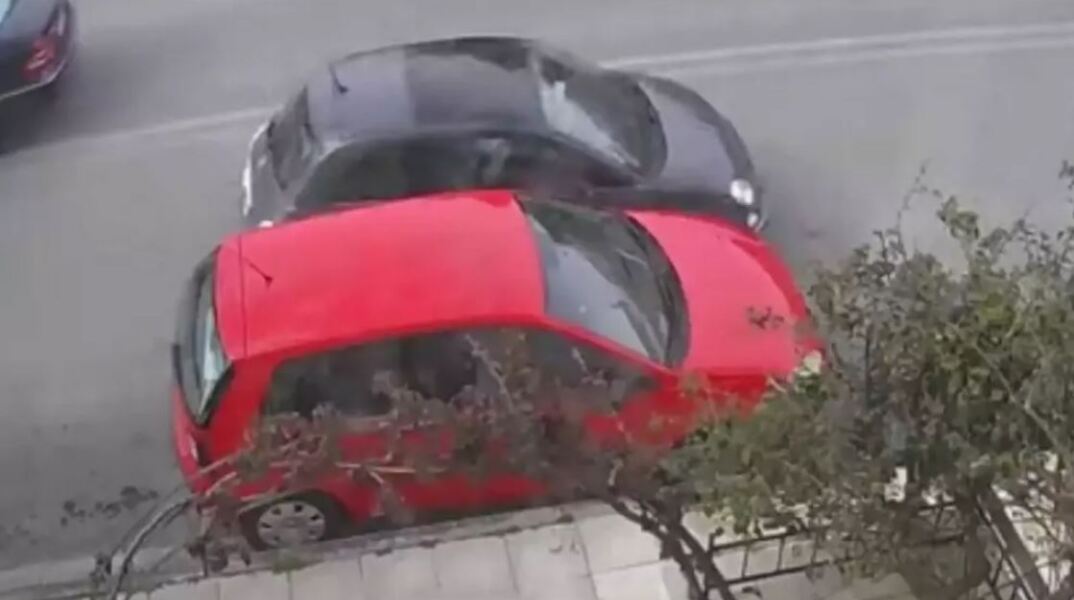 Αυτοκίνητο έπεσε πάνω σε σταθμευμένο ΙΧ στα Χανιά και εξαφανίστηκε