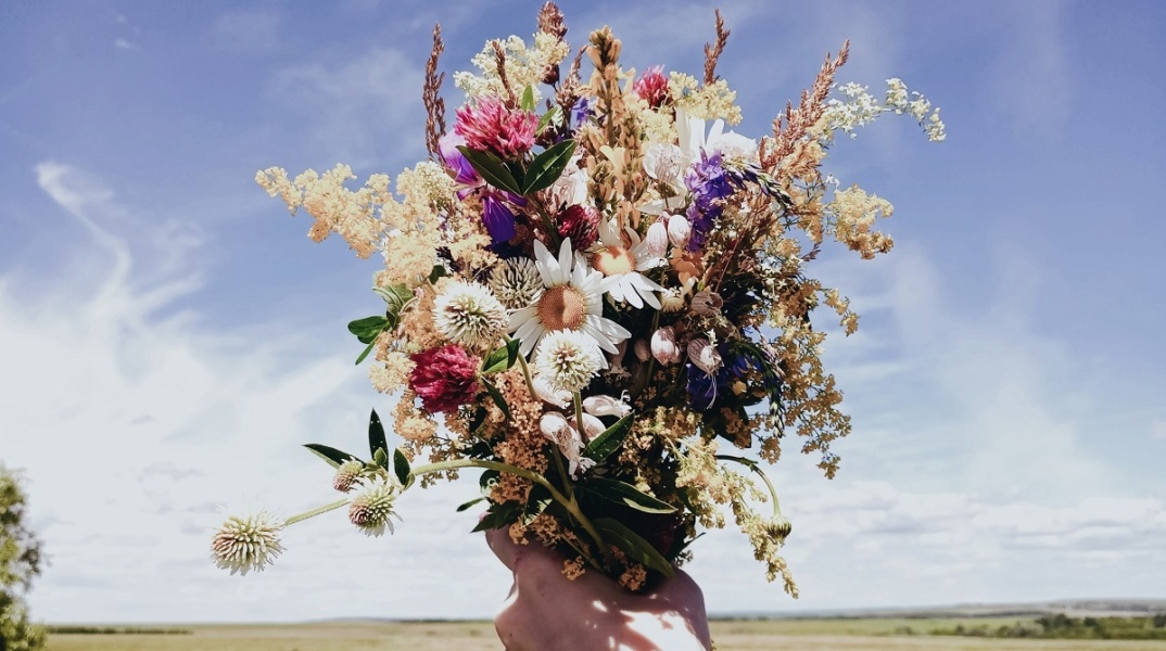 Ποιοι γιορτάζουν σήμερα 18 Απριλίου; Το εορτολόγιο της Athens Voice σου τους θυμίζει. Μην ξεχάσεις να τους δώσεις τις καλύτερες ευχές σου!