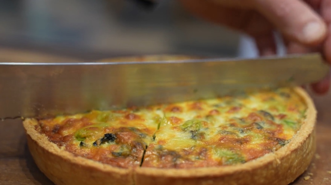 Βρετανία: Ο Κάρολος και η Καμίλα επέλεξαν να προσφέρουν μια χορτοφαγική κις λορέν στους καλεσμένους στη στέψη τους - Η πρωτότυπη συνταγή της ενθρόνισης.