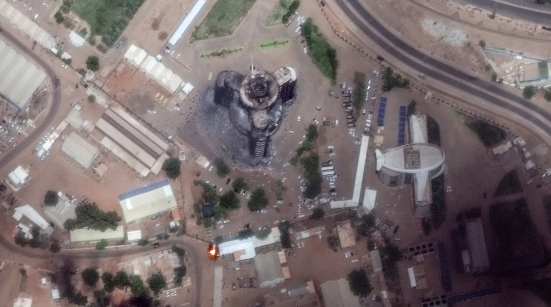 Σουδάν: Τουλάχιστον 185 νεκροί και 1.800 τραυματίες από τις μάχες, σύμφωνα με τον ΟΗΕ - Έκκληση για κατάπαυση του πυρός απευθύνει ο Λευκός Οίκος.