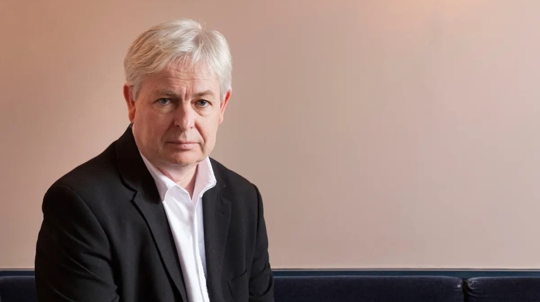 Θεσσαλονίκη: Ο Άγγλος μυθιστοριογράφος Τζόναθαν Κόου έρχεται στο ΜΜΘ για να συνομιλήσει με το αναγνωστικό κοινό της πόλης.