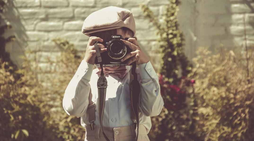 Παιδί με φωτογραφική μηχανή αποτυπώνει στιγμές όσο κάποιος τον φωτογραφίζει