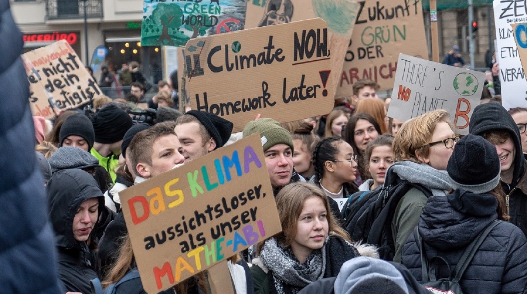 Η κλιματική οργάνωση «Τελευταία Γενιά» ανακοίνωσε δράσεις διαμαρτυρίας οι οποίες «θα παραλύσουν» το Βερολίνο - Το σχέδιο των ακτιβιστών για «ειρηνικό αδιέξοδο».