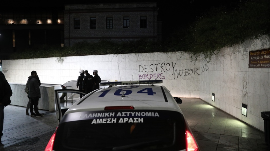 Αστυνομικοί με περιπολικό στην Ακρόπολη