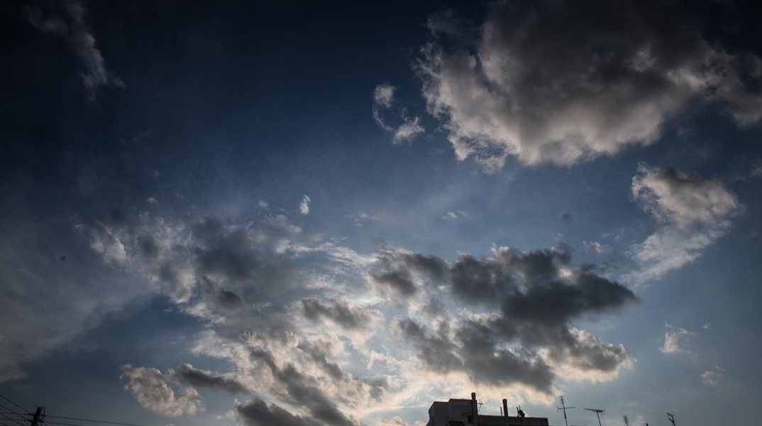 Σύννεφα κρύβουν τον ήλιο από τον αττικό ουρανό