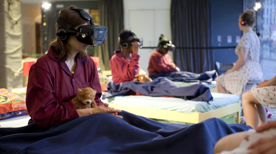 H περφόρμανς Good night, sleep tight στο Πανηγύρι στην Ελευσίνα