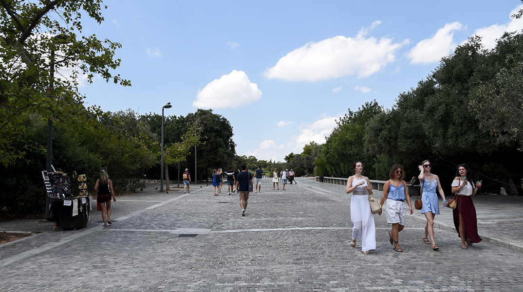 Τουρίστες σε αρχαιολογικούς χώρους της Αθήνας