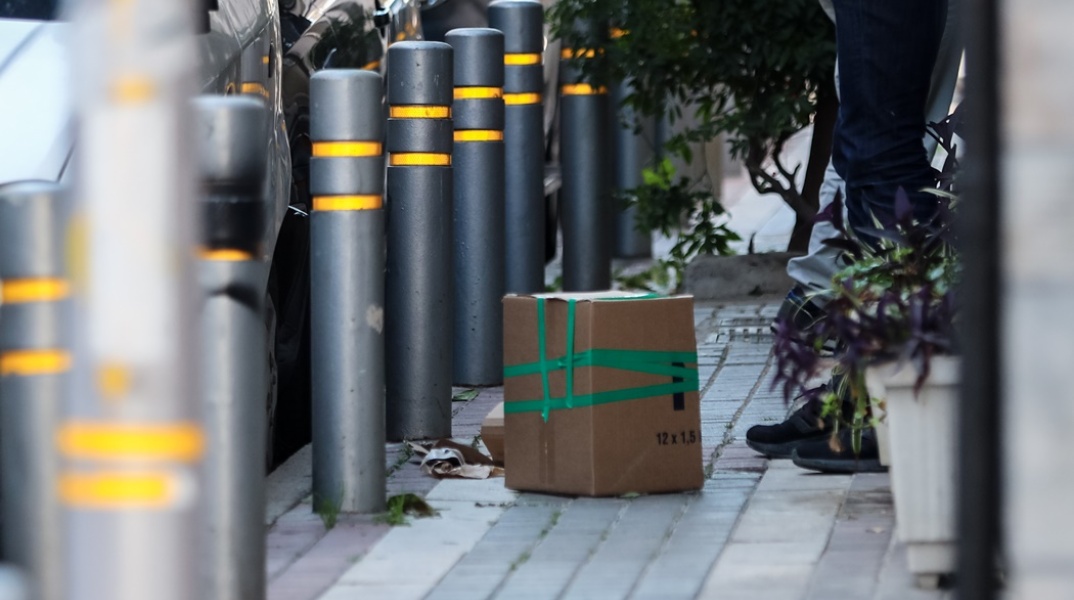 Γκαζάκια έξω από σπίτι στη Δάφνη