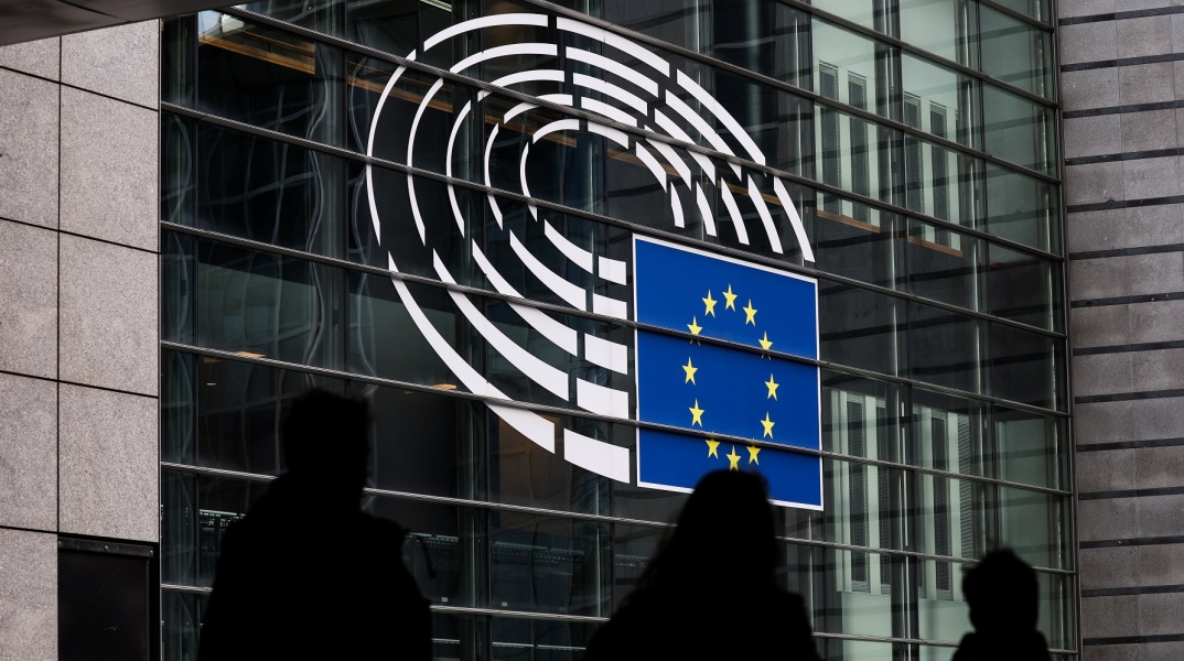 Ευρωπαϊκό Κοινοβούλιο: Αποφάσισε την ένταξη της ναυτιλίας στο σύστημα εμπορίας δικαιωμάτων ρύπων - Οι εταιρίες θα πληρώνουν για τις εκπομπές αερίου.