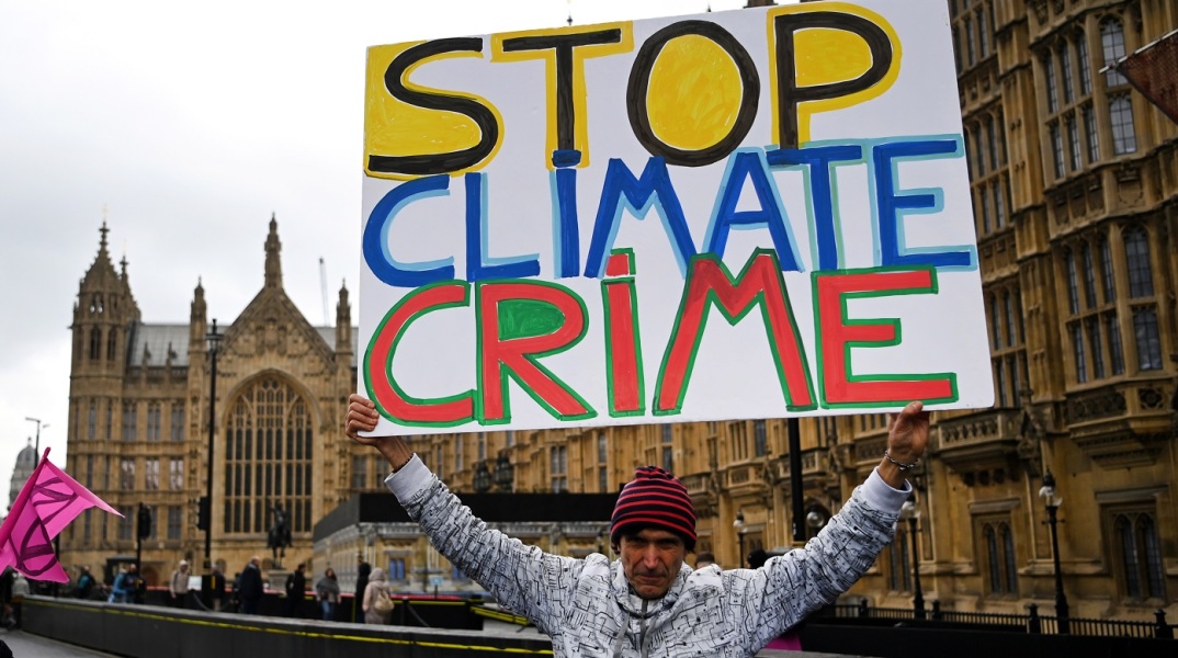 Μεγάλη κινητοποίηση στο Λονδίνο για την Ημέρα της Γης - Ακτιβιστές της Extinction Rebellion διαδήλωσαν στη βρετανική πρωτεύουσα για τη σωτηρία του πλανήτη.