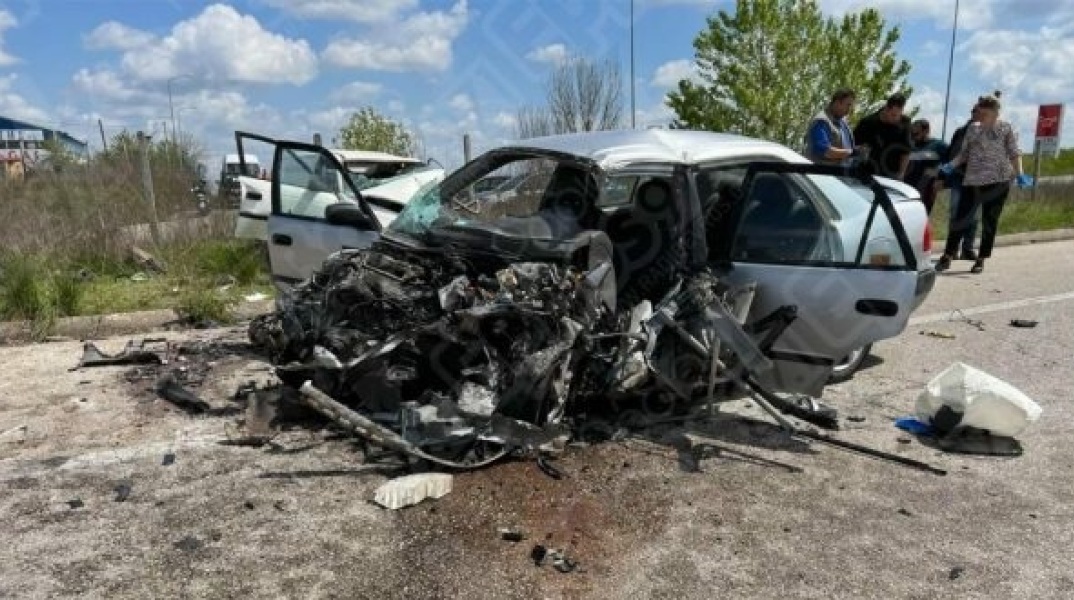 Ορεστιάδα: Θανατηφόρο τροχαίο με τρεις νεκρούς μετά από μετωπική σύγκρουση ΙΧ και επαγγελματικού οχήματος - Η ανακοίνωση της Πυροσβεστικής.