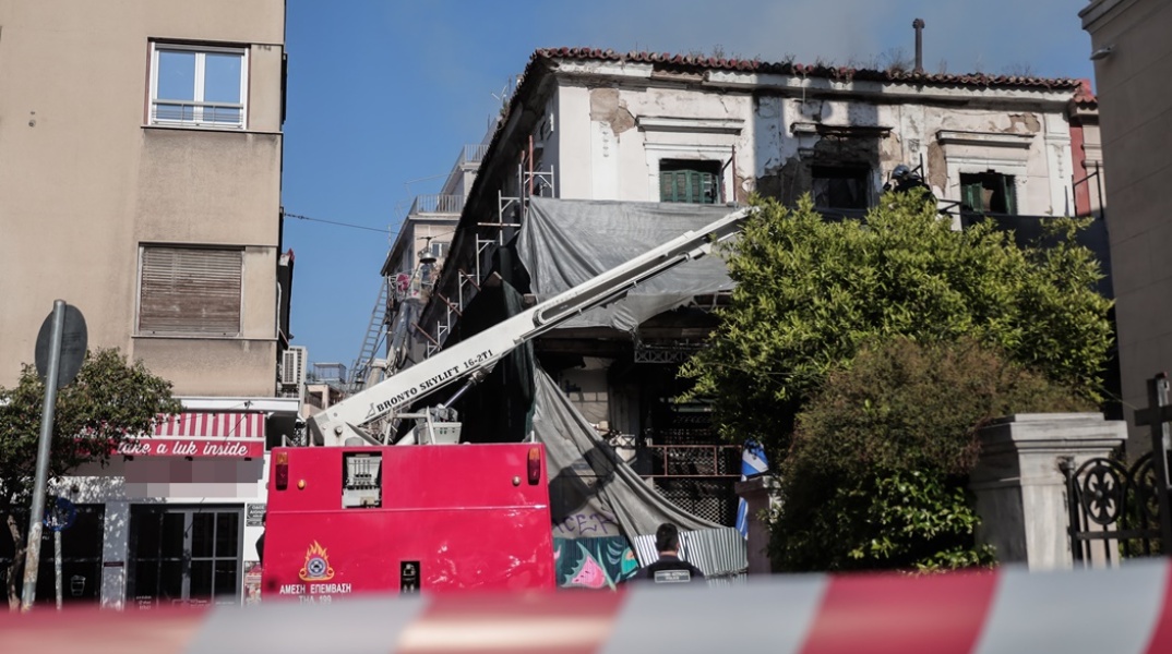 Φωτιά σε κτίριο στην οδό Αιόλου στο κέντρο της Αθήνας