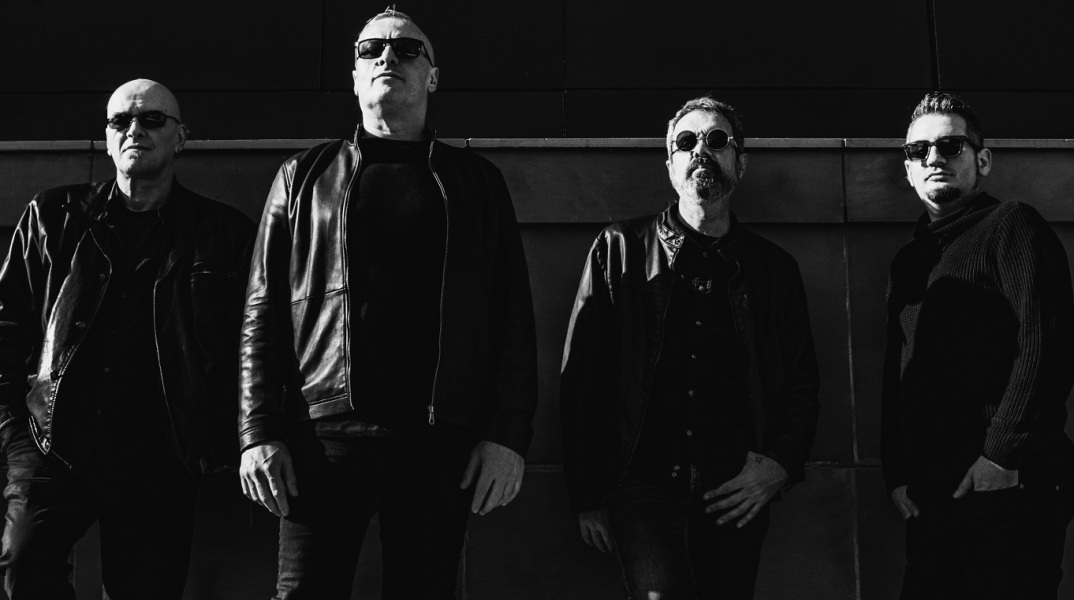 Λευκή Συμφωνία: Ο τραγουδιστής της ιστορικής αθηναϊκής μπάντας, Θοδωρής Δημητρίου, μιλάει για το νέο άλμπουμ «Άνθη της Σιωπής», τη μουσική και τη ζωή του.