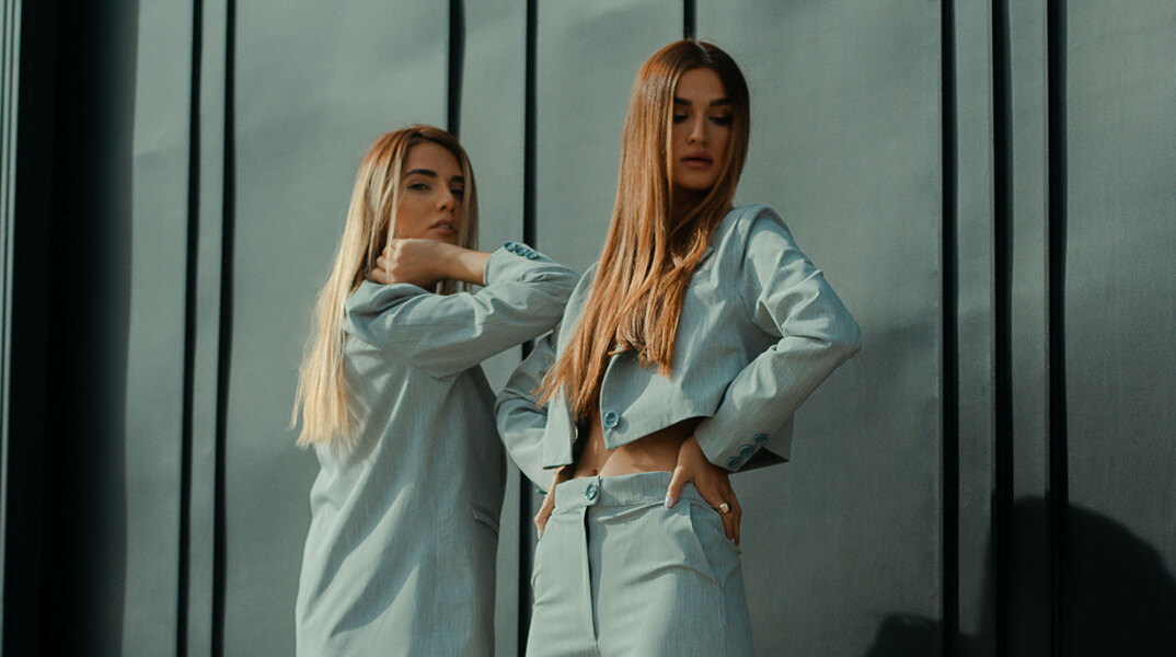 Κοπέλες ποζάρουν με ρούχα μόδας