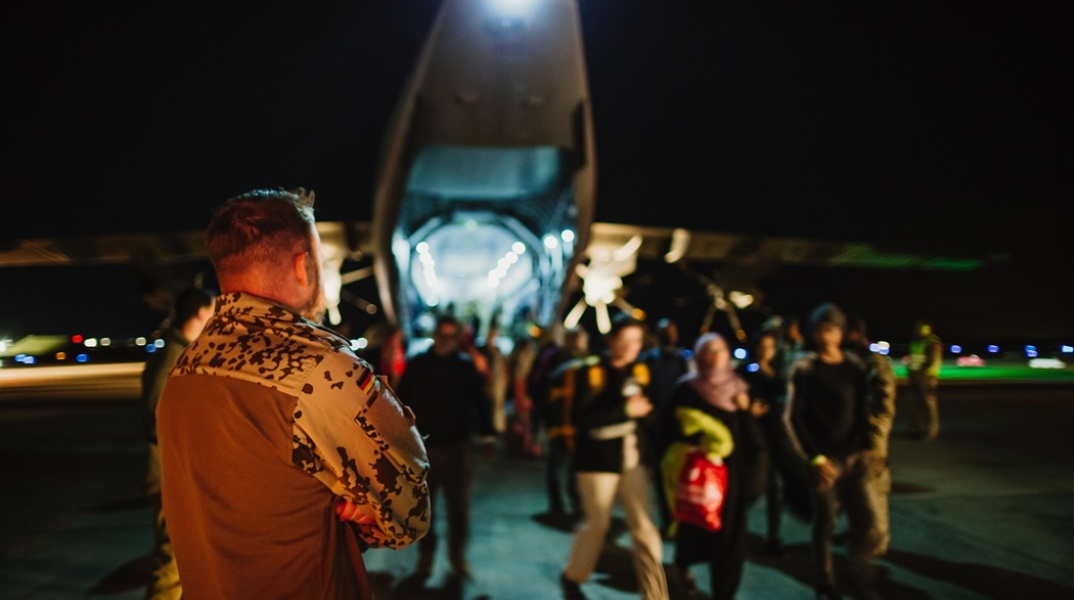 Συνεχίζονται οι απεγκλωβισμοί πολιτών από το Σουδάν