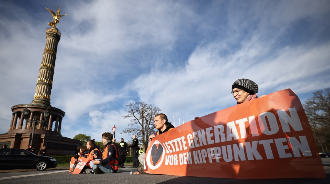 Γερμανία: Η οργάνωση για το κλίμα «Τελευταία Γενιά» έχει κλείσει 30 κεντρικές διασταυρώσεις στο Βερολίνο - Σε εξέλιξη μεγάλη επιχείρηση της αστυνομίας