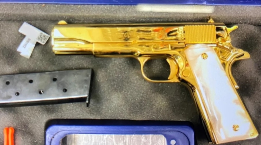 Αυστραλία: Συνελήφθη Αμερικανίδα στο Σίδνεϊ - Πέταξε από το Λος Άντζελες με χρυσό όπλο στις αποσκευές της - Δρακόντειοι οι νόμοι για την οπλοφορία στη χώρα.