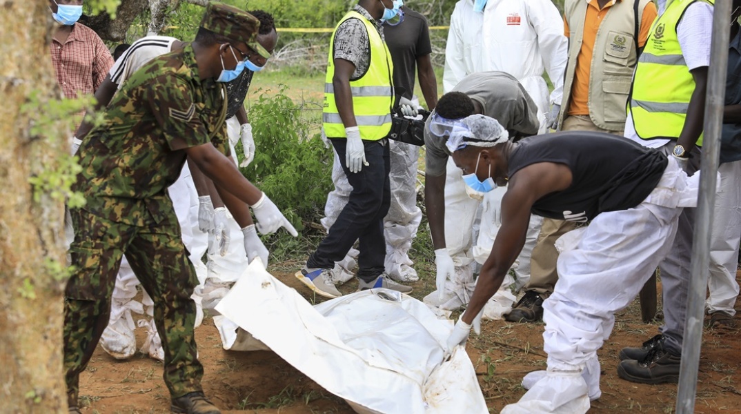 Νεκρά μέλη αίρεσης που νήστεψαν μέχρι θανάτου στην Κένυα - Οι αρχές μεταφέρουν σάκους με πτώματα