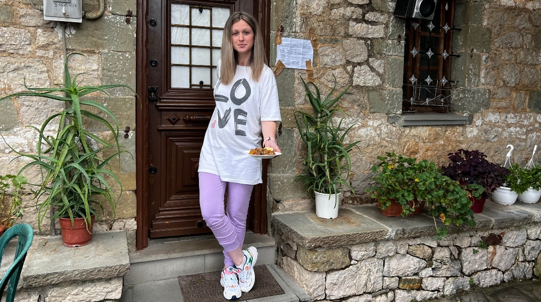 Η Λάουρα Κελέτση δεν είναι μόνο η ιδιοκτήτρια της ταβέρνας Προσήλιο αλλά και μια ατρόμητη κυνηγός αγριογούρουνων στα άγρια δάση των Τζουμέρκων