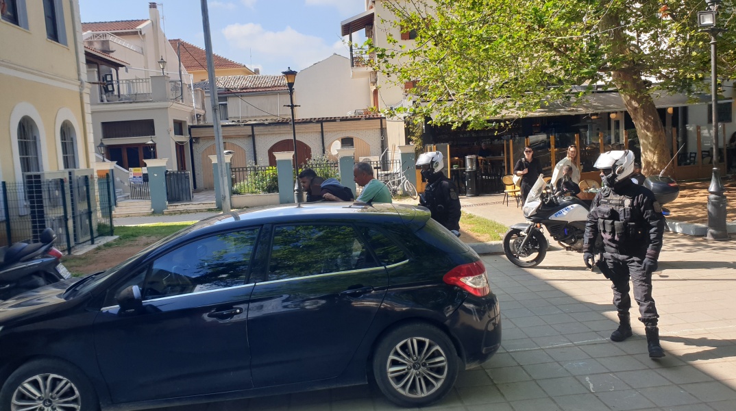 Ο δράστης οδηγείται στον ανακριτή 