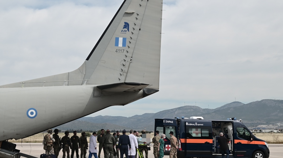 Φωτογραφία από την άφιξη του πρώτου Έλληνα τραυματία στην Ελευσίνα