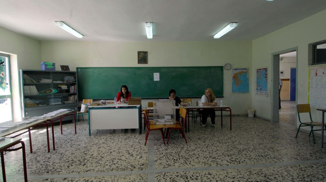 Σχολική τάξη χωρίς θρανία έχει εξοπλιστεί με κάλπες και ψηφοδέλτια στο πλαίσιο εκλογών