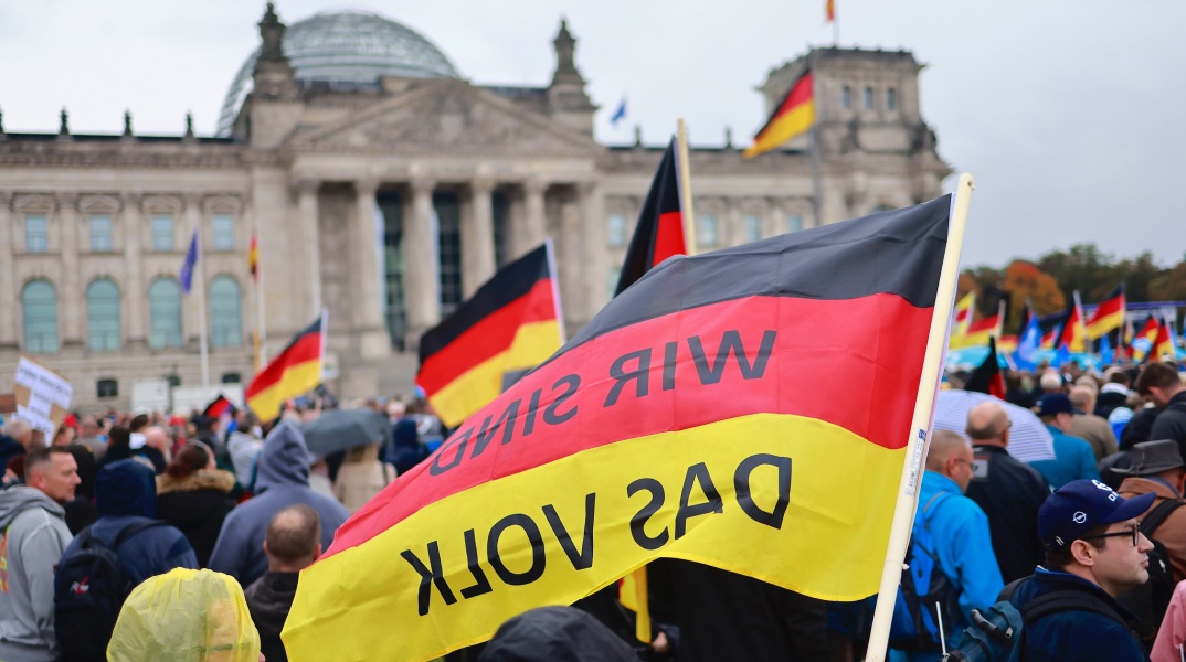 Γερμανία: Η υπηρεσία αντικατασκοπείας χαρακτήρισε την νεολαία του ακροδεξιού κόμματος Εναλλακτική για τη Γερμανία «εξτρεμιστική οντότητα» που απειλεί τη δημοκρατία.