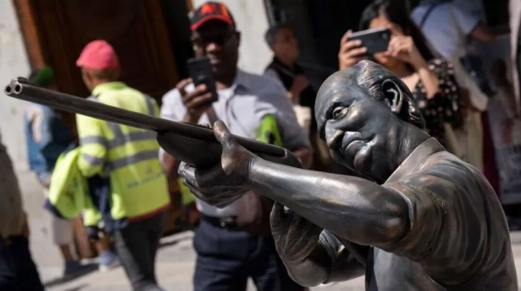 Το άγαλμα του Χουάν Κάρλος σε πλατεία της Μαδρίτης